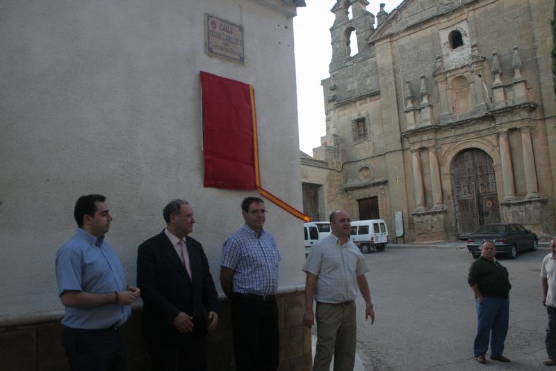 Descubrimiento de la placa conmemorativa del V Centenario de Fray Ambrosio Montesino, por parte del alcalde de Huete y el presidente de la Diputación de Cuenca