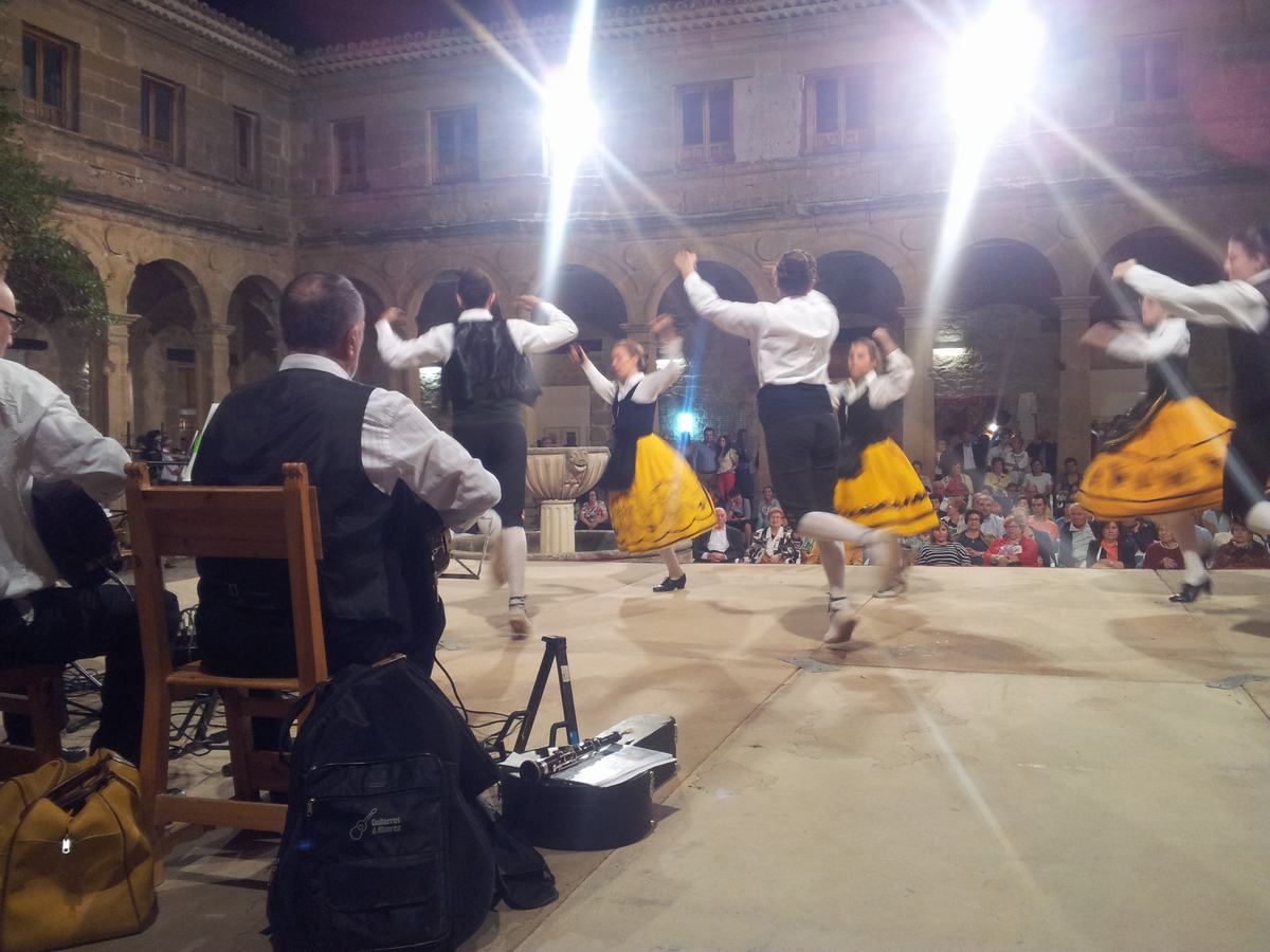 Sábado 20 - Actuación grupo folklórico y de danzas "Río Mayor" en la XVI Feria de Artesanía