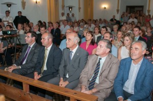 Autoridades y asistentes a la presentación